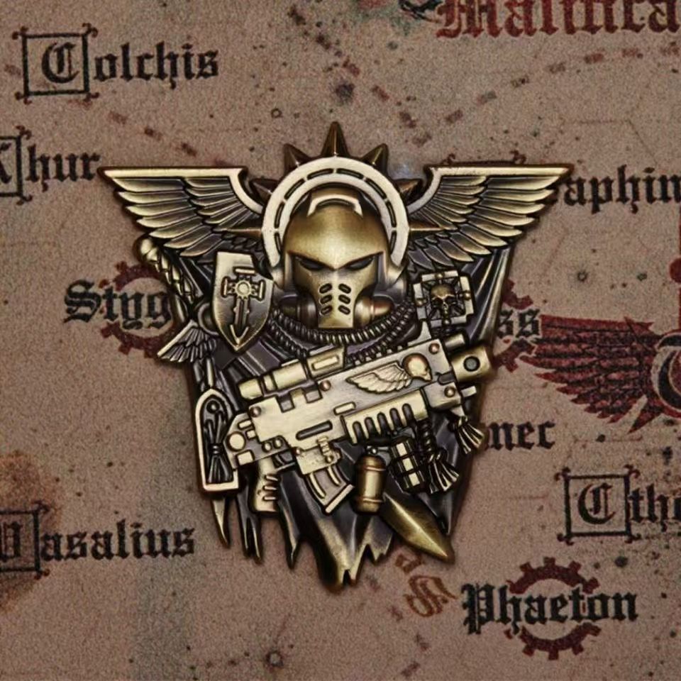 Vintage Collectible Guns - Vintage Geflügelte Helm-Brosche in Gunmetal, Retro